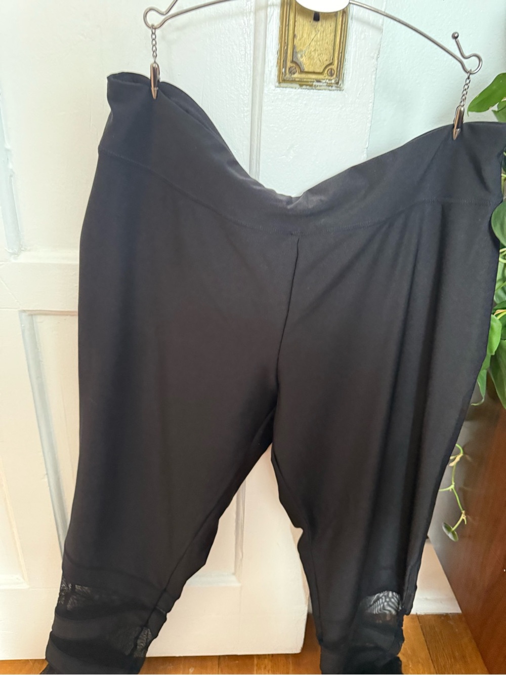 Adore Me Black Capri Leggings with Mesh Insets